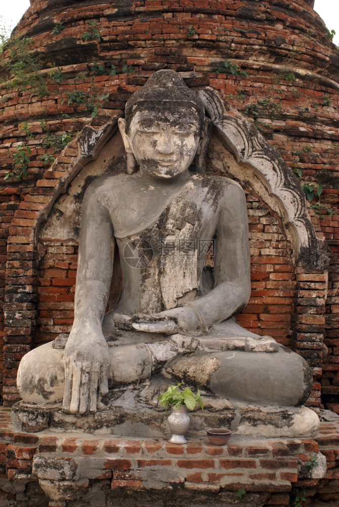 缅甸曼布德勒尼瓦的坐佛和砖塔图片