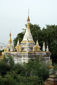 缅甸曼德勒因瓦MahaAungmyeBonzan修道院的塔图片