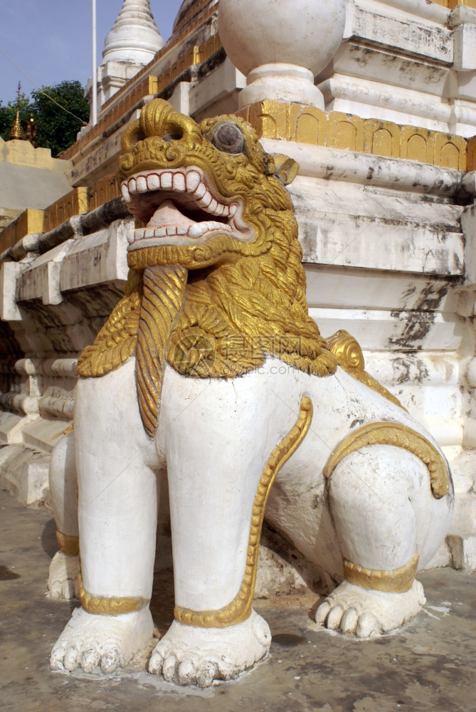缅甸曼德勒Inwa的MahaAungmyeBonzan修道院角的狮子图片