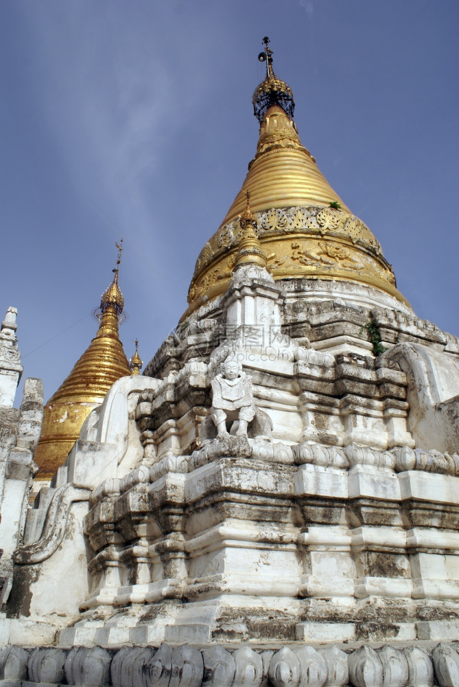 缅甸曼德勒省Inwa的MahaAungmyeBonzan修道院的黄金图片