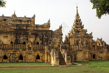 缅甸曼德勒Inwa的MahaAungmyeBonzan修道院的寺庙和图片