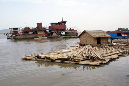 缅甸曼德勒河上的豪船和红图片