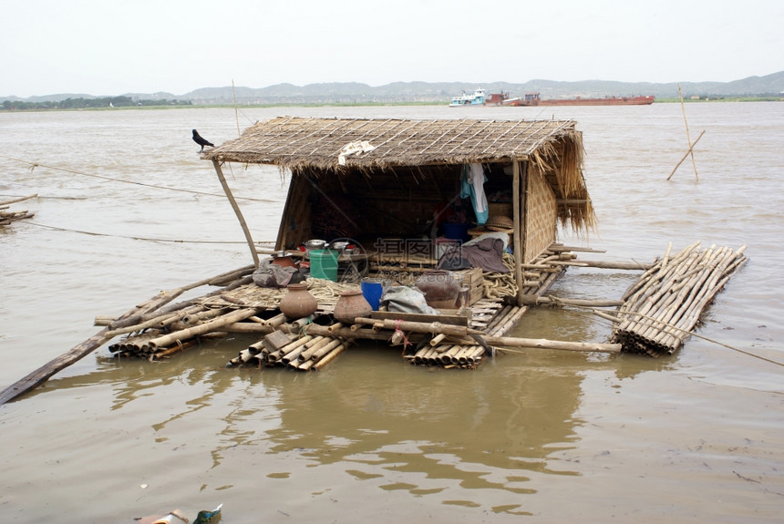 缅甸曼德勒河上小船图片