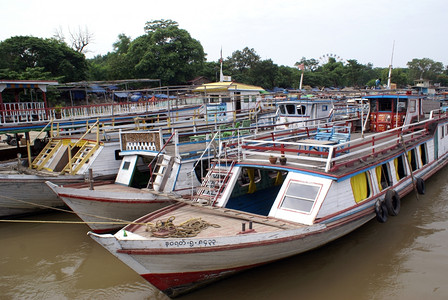 缅甸曼德勒码头附近的木制船只图片