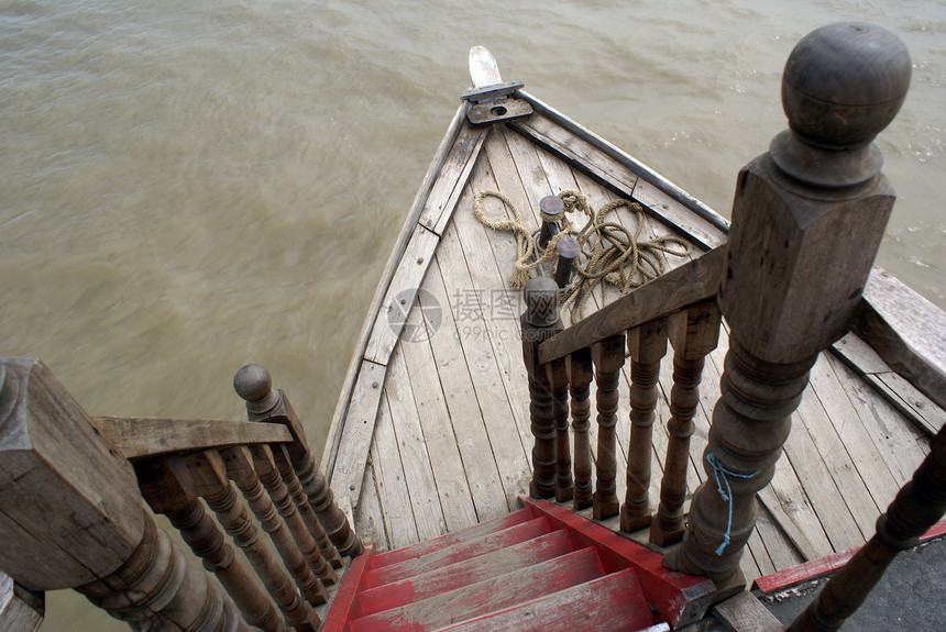 缅甸曼德勒附近河流上的木质船图片