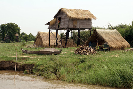 缅甸曼德勒附近河岸的Hut和船上图片