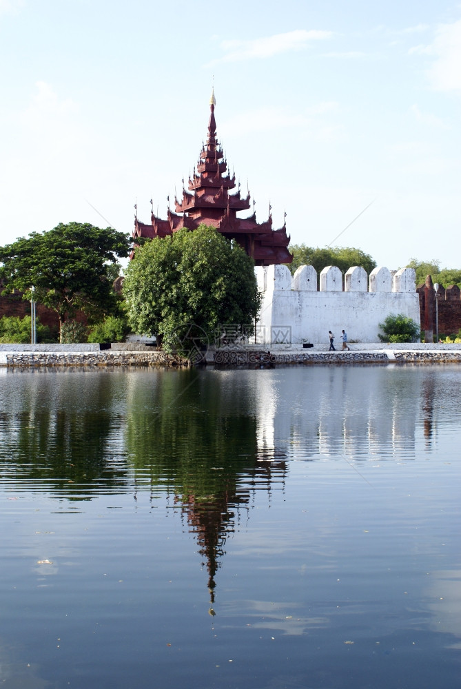 缅甸曼德勒宫红塔和白墙图片