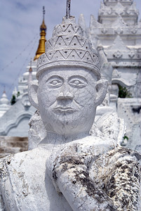 缅甸曼德勒明贡楼梯上的雕像头图片