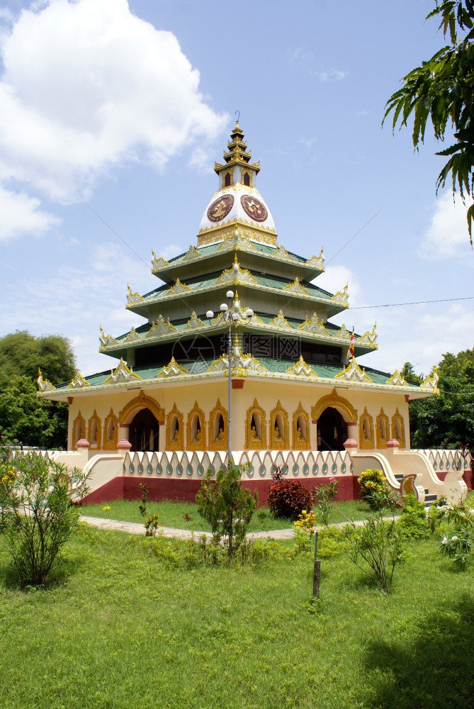 缅甸曼德勒明贡绿草和塔图片