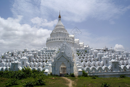 缅甸曼德勒明坤的草和新玉梅帕亚图片