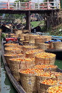 在缅甸内莱湖的Nyaungshwe狭窄的运河里船和西红柿在桥附近图片