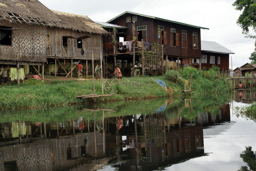 缅甸掸邦Inle湖上的儿童和住房图片