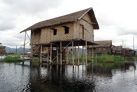 缅甸掸邦Inle湖上的房屋图片
