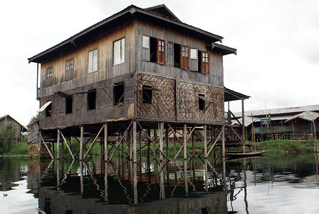 缅甸掸邦内尔湖河上房屋缅甸掸邦高清图片