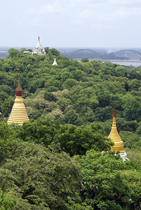 缅甸曼德勒萨干山上的佛塔和桥梁图片