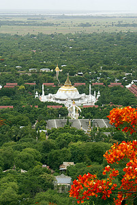 缅甸曼德勒SagaingHill的佛教修道院图片