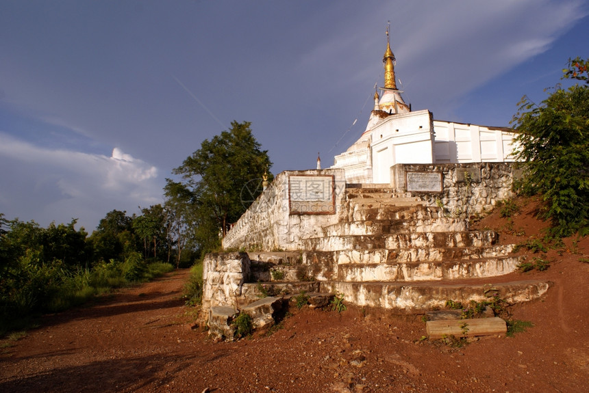 缅甸希波山丘上的佛教修道院图片
