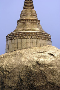 缅甸Kyaiktiyo岩石上的金色膏图片