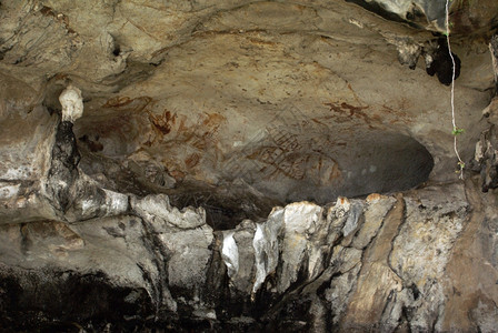泰国PhangNga山洞墙上的史前绘画图片