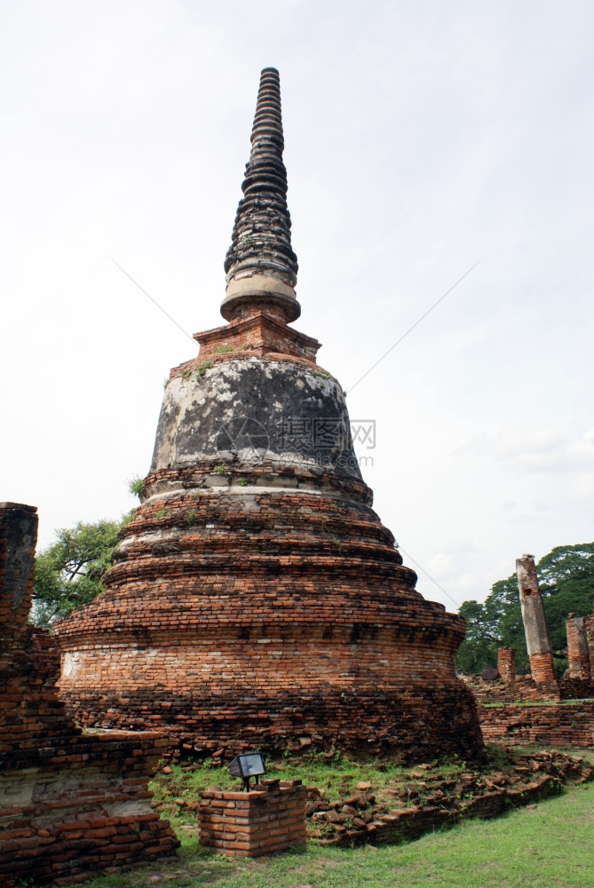泰国阿育塔亚寺佛寺的砖塔图片