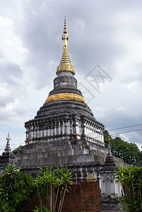 在泰国兰邦PhrraKaewDonTao的金色长袍图片