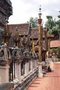 泰国南邦琅琅寺佛塔图片