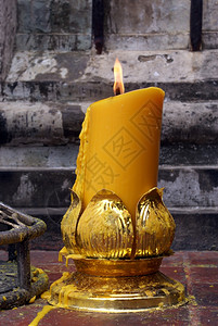 泰国佛教寺庙大黄蜡烛图片