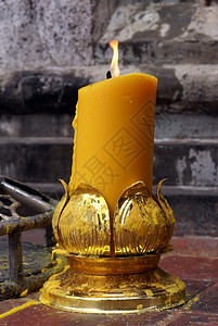 在佛教寺庙的Stupa附近非常大的黄色蜡烛图片