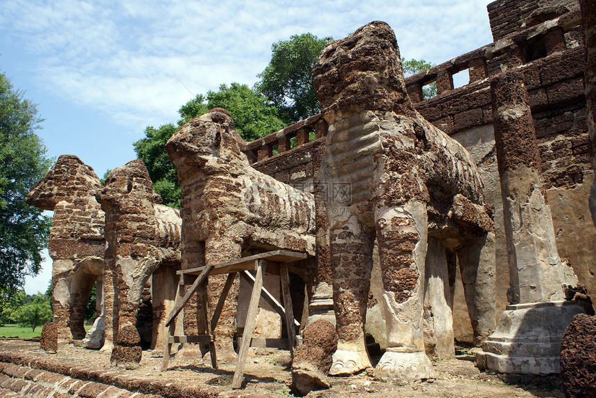 泰国西沙查纳莱瓦昌洛的砖头大象图片