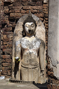 泰国西萨查纳莱摩诃法寺的墙和立佛背景图片