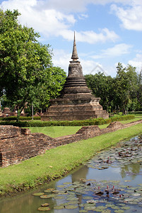 泰国老Sukhotai的斯图帕和护城河图片