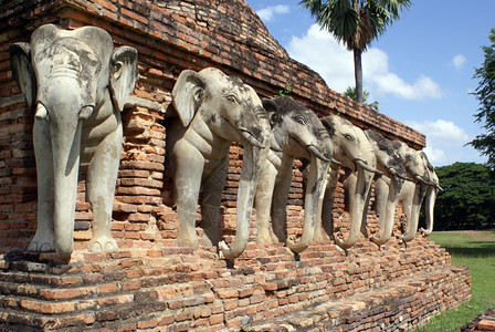 泰国老苏霍大象和砖墙图片