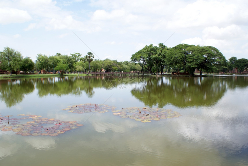泰国老Sukhotai的绿色大池塘图片