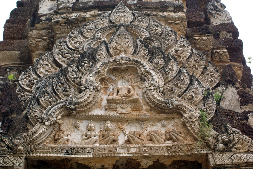 泰国素可泰老寺佛塔上的浮雕图片