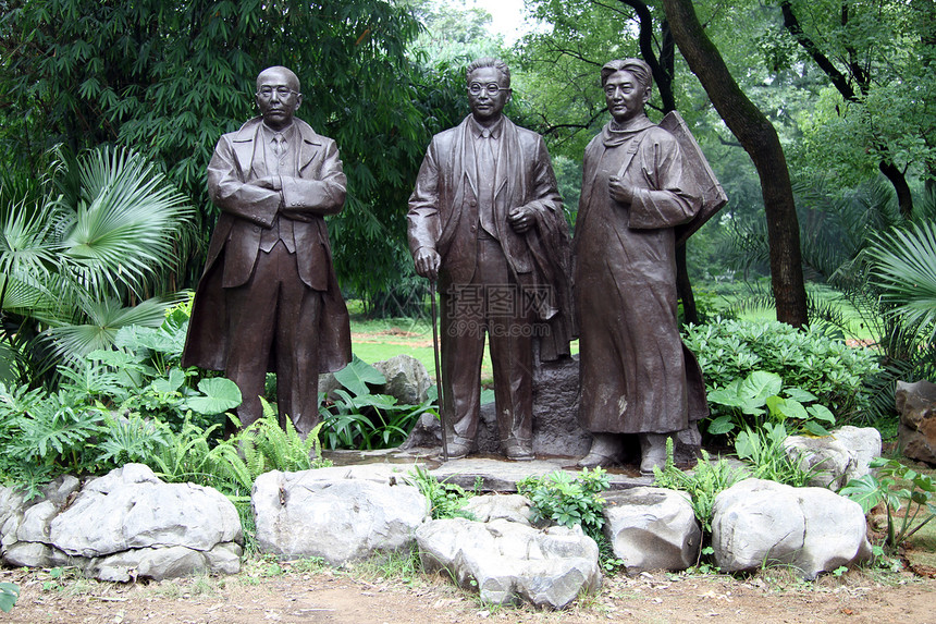 圭林公园领导人身上的铜像图片