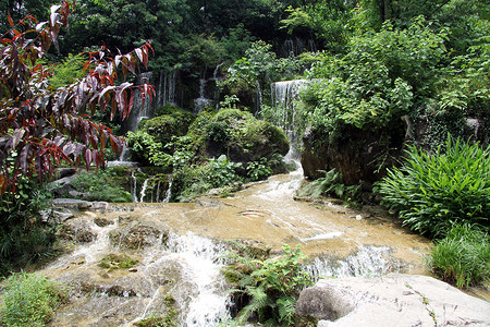 圭林公园的瀑布和石块图片