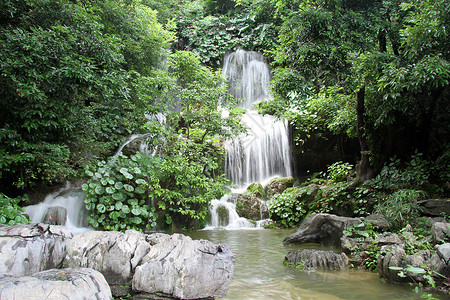 桂林公园的瀑布和岩石图片