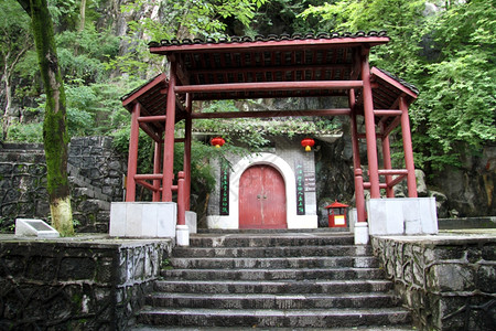 桂林独立岩和平洞穴入口处高清图片