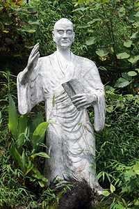 佛教圣人和树雕像图片