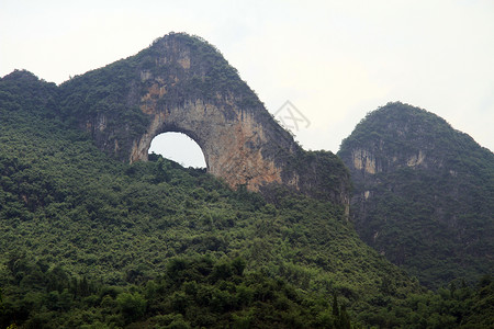 延武附近的月山和森林高清图片