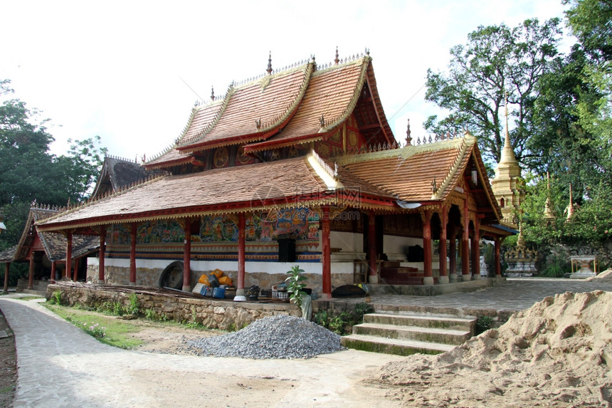 村里的老佛教寺庙图片