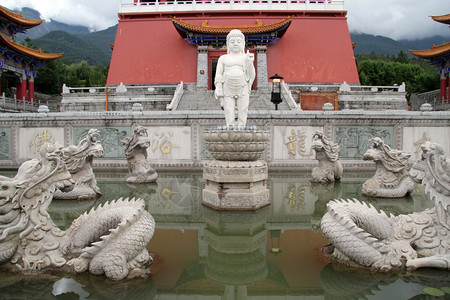 达利佛教寺庙附近喷泉中的佛和龙图片