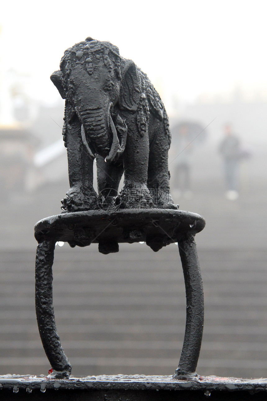 佛教神庙顶端的湿黑象雕塑图片