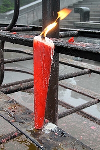 在艾美圣寺的佛教殿上点燃红蜡烛图片