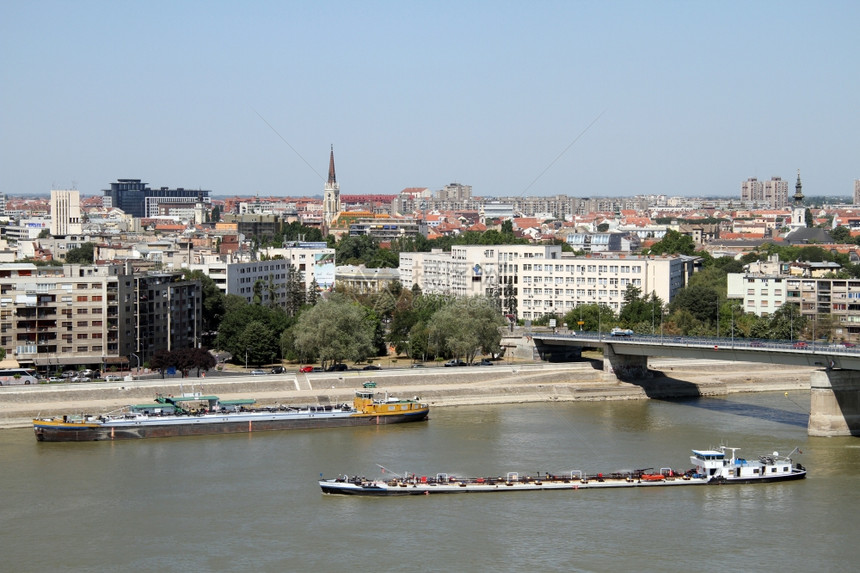 塞尔维亚诺萨德河和桥上的路障图片