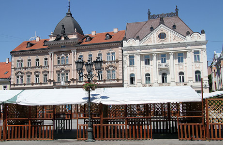 塞尔维亚NoviSad主广场上的旧建筑背景