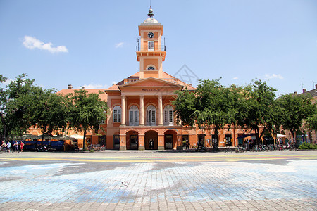 塞尔维亚Sombor广场的钟塔背景图片