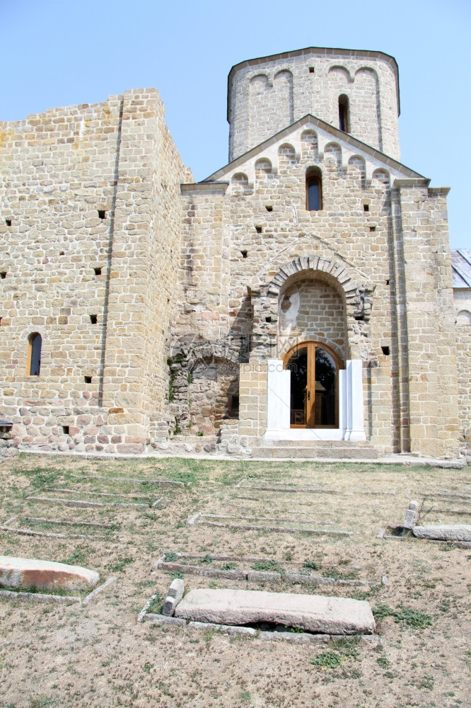 塞尔维亚南部诺维帕扎尔附近JurjeviStupovi修道院的教堂图片