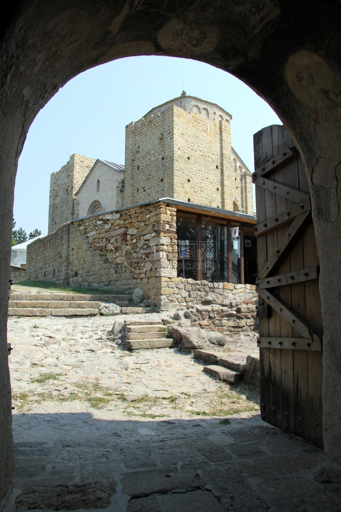塞尔维亚南部诺维帕扎尔附近JurjeviStupovi修道院内的弧形图片