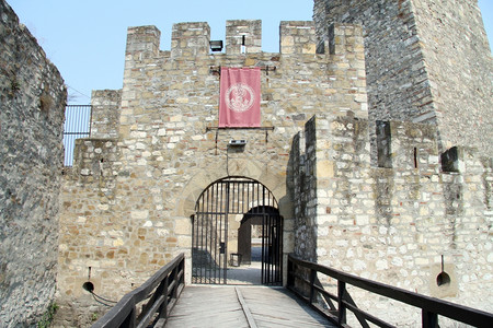 塞尔维亚斯梅德雷沃大石头堡垒入口处图片